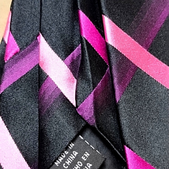 Four ties. - Picture 9 of 10